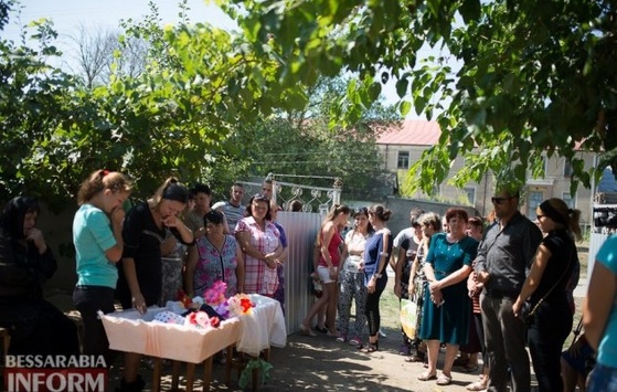 На Одещині поховали дівчинку, вбивство якої призвело до вигнання ромів з села