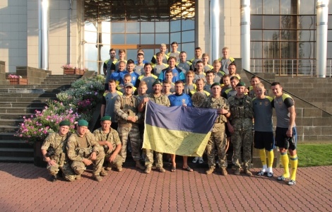 Футболісти збірної України отримали талісман від бійців АТО