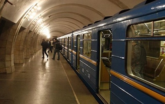 У столичному метро кияни знищили рекламу автобусних перевезень до Москви - ВІДЕО