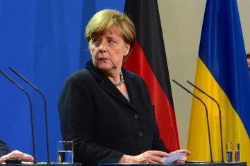 Меркель запевнила, що вирішувати українське питання без України не будуть