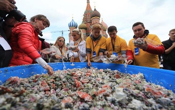 Після млинців з лопати росіяни пригостились салатом з вантажівки