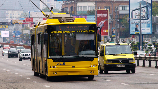 На проспекті Перемоги поновили тролейбусну зупинку