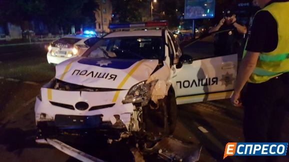 У центрі столиці поліцейске авто протаранило таксі