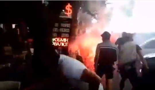 Як футбольні фанати громили турецький ресторан в Одесі
