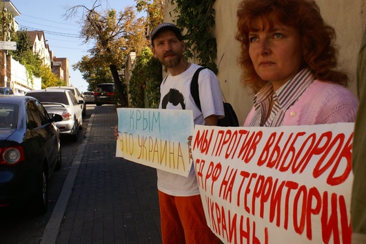 Російські політемігранти пікетували консульство РФ проти проведення виборів до Держдуми на території України