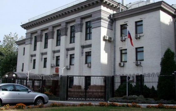 У посольстві РФ у Києві голосують під наглядом анонімних «спостерігачів»