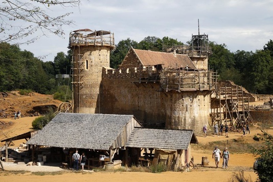 У Франції вже 20 років будують замок за технологіями 13 століття