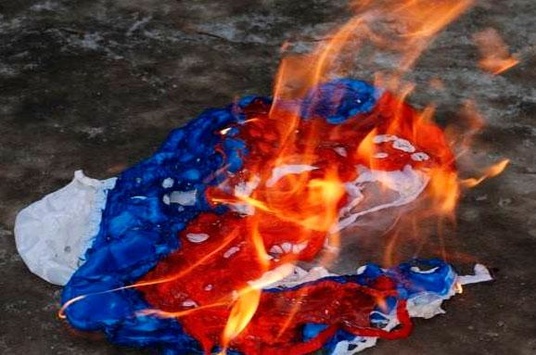 Протестувальники під посольством РФ спалили прапор і розійшлися