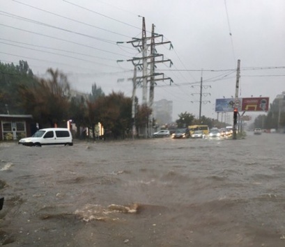 Одесу заливає дощем: дороги перетворилися на річки