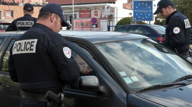 У Франції затримали двох бельгійських поліцейських через спробу провезти мігрантів у країну
