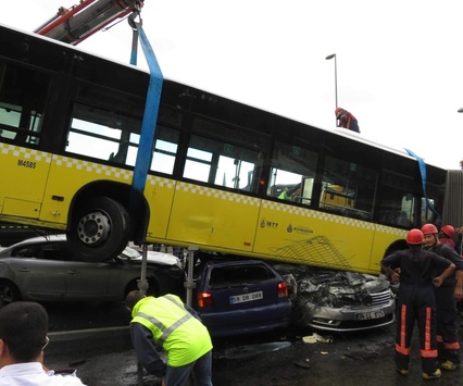 У Стамбулі автобус розтрощив відразу кілька автомобілів: постраждали 11 осіб