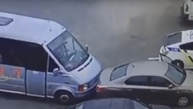 Відео з місця вбивства поліцейських: водій мікроавтобуса таранив автівку злочинця