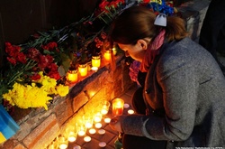Квіти і свічки. Як в Дніпрі вшановують загиблих поліцейських