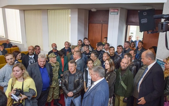 Бійці АТО та депутати ледь не побилися на засіданні Миколаївської облради (ВІДЕО)