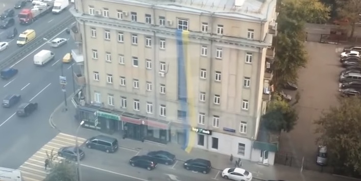 У Москві на фасаді будинку з’явився величезний прапор України 