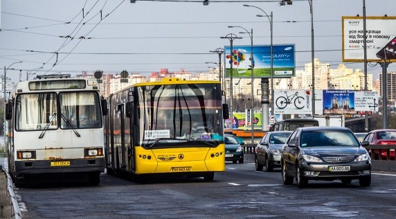 До уваги водіїв! В центрі Києва буде закрито рух транспорту