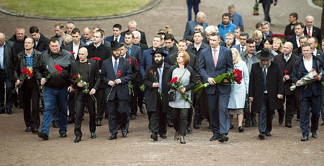 Кличко з депутатами Київради поклав квіти до монумента жертвам Бабиного Яру