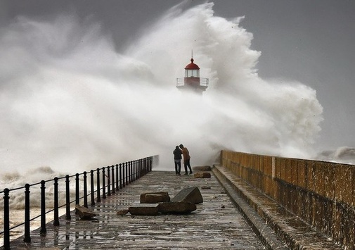 Неймовірні фотографії штормових хвиль у Португалії