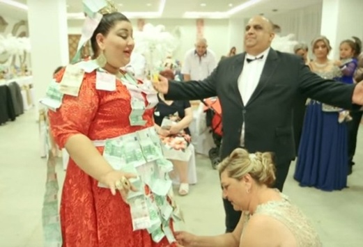 Циганське весілля у Словаччині: наречену засипали 500-євровими купюрами