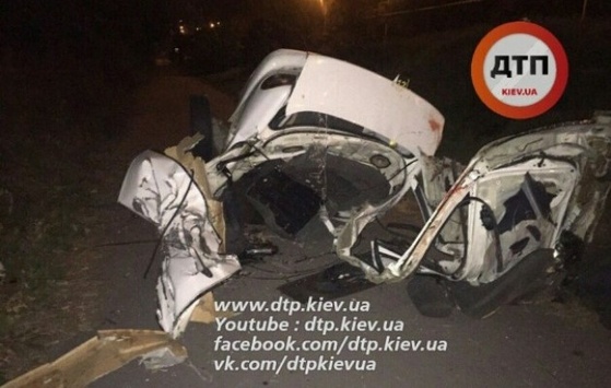 Нічна ДТП у Києві: розірване навпіл авто, четверо загиблих 