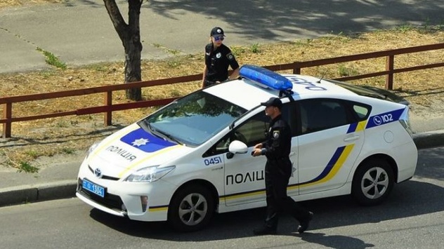 У Києві невідомі напали на поліцейського і відібрали в нього зброю