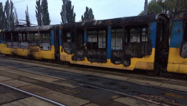 У Києві повністю згоріли два трамвайні вагони 