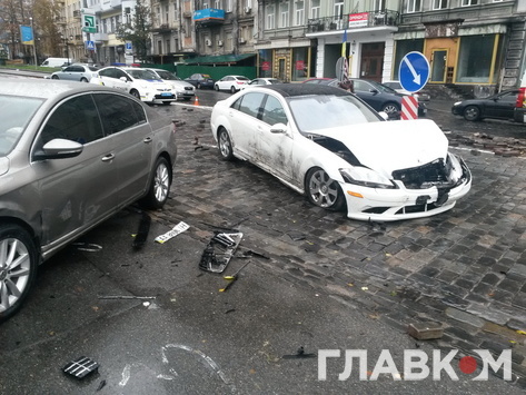 Біля стадіону «Динамо» автомобіль зніс пам'ятник герою Небесної сотні