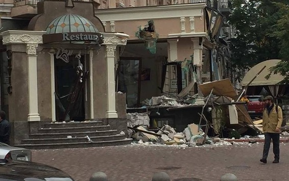 Вночі на вулиці Богдана Хмельницького знесли ресторан (ФОТО)