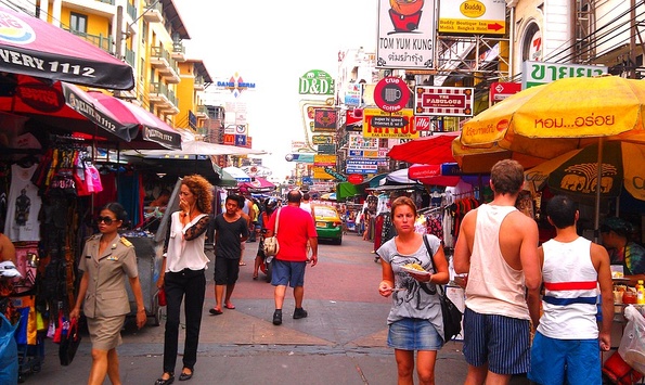 Туристів у Таїланді закликали протягом року не носити яскравий одяг