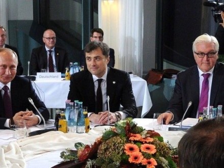 Попри санкції ЄС з Путіним у Берлін приїхав його помічник Сурков