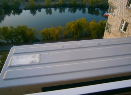 У Дарницькому районі грабіжники на очах жертви вдерлись до квартири через балкон