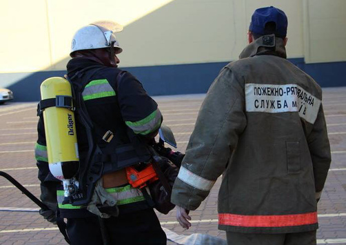 Під час пожежі в будинку на Троєщині пожежники врятували чоловіка