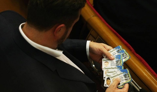 Журналісти у Раді «впіймали» екс-регіонала з колодою депутатських карток