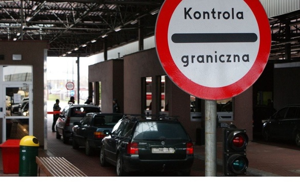 На кордоні з Польщею застрягла майже тисяча автівок 