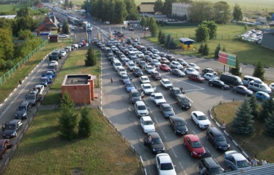 У чергах на кордоні з Польщею стоять майже 800 автомобілів