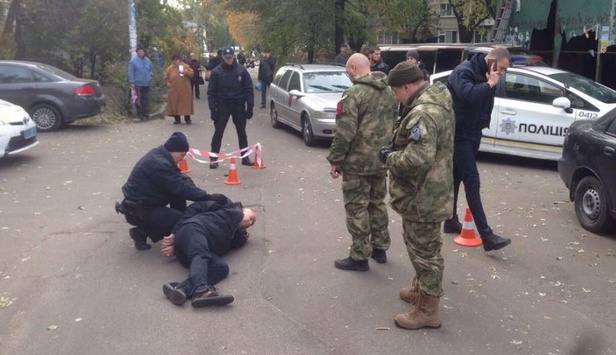 У Києві чоловік з пістолетом напав на патрульних (ФОТО)