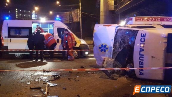 У Києві перекинулася машина швидкої допомоги: 4 постраждалих, 1 загиблий