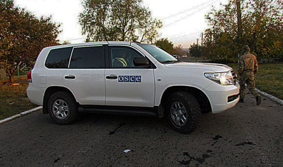 Авто ОБСЄ потрапило під обстріл біля Донецька