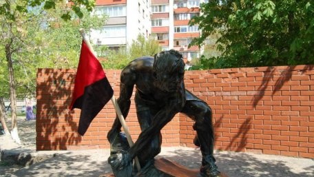 На Подолі прибрали пам'ятник «Брила - зброя пролетаріату»