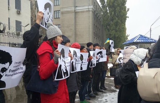 Під стінами посольства РФ пікет: активісти вимагають звільнити Сущенка