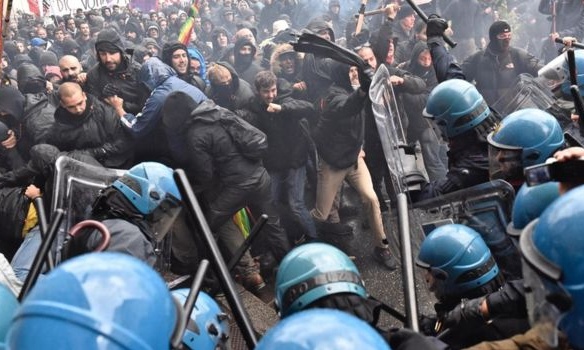 Антиурядовий мітинг в Італії переріс у жорсткі сутички з поліцією