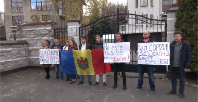 В Молдові молоді люди вибачилися перед Україною за Додона