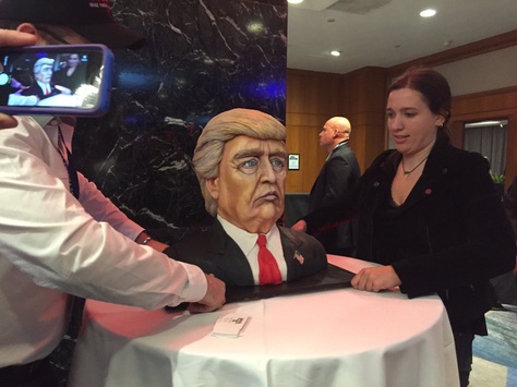 У «Трамп-тауер» привезли торт у вигляді Дональда Трампа