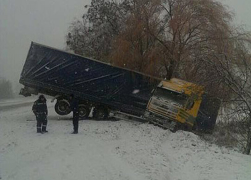 Через снігопади в Україні перевернулися 4 вантажівки та зупинився потяг
