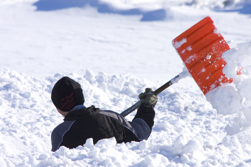 Майже п'ять тисяч комунальників прибирают двори від снігу