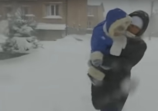 Закриті школи та паралізований транспорт: різкий вітер, мокрий сніг застали Україну зненацька