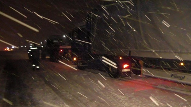Через сильний снігопад обмежено рух вантажівок у чотирьох областях