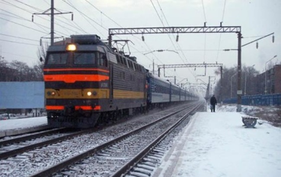 Снігопади спричинили затримку руху десятків поїздів