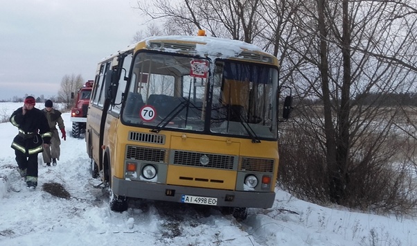 На Київщині в снігових заметах застрягли шкільні автобуси (ФОТО)