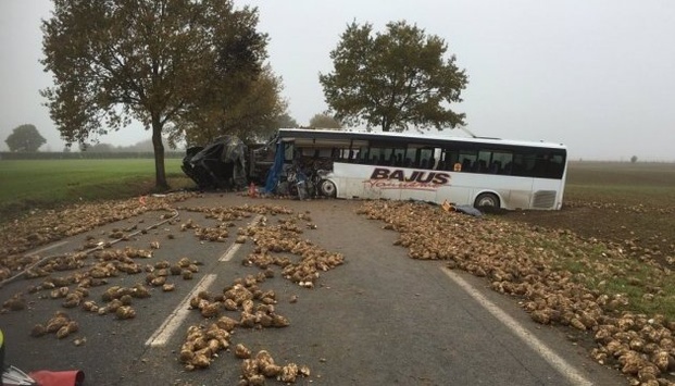 У Франції шкільний автобус влетів у вантажівку, загинула жінка-водій